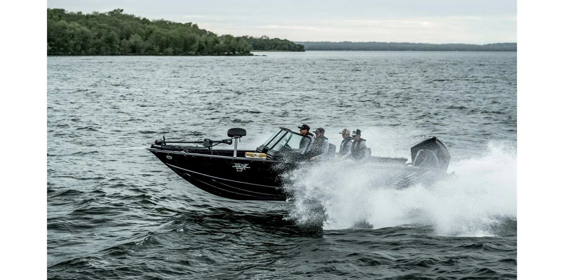 Lund 2075 Pro-V на ходу по озеру — официальная фотография Lund